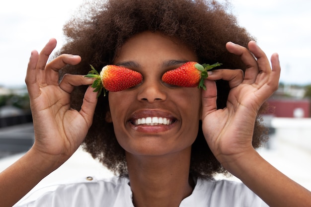 Kostenloses Foto junge frau, die beeren isst