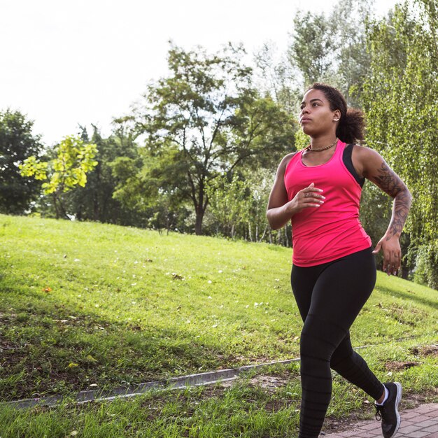 Junge Frau, die Übung im Park tut