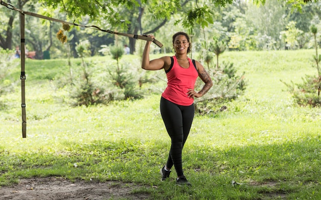 Junge Frau, die Übung im Park tut