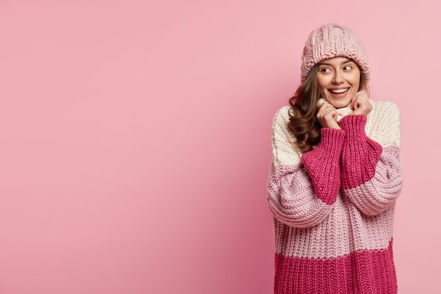 Junge Frau, die bunte Winterkleidung trägt