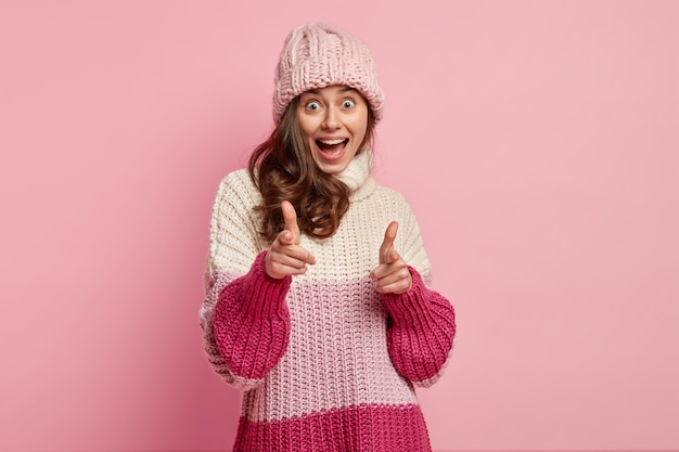 Kostenloses Foto junge frau, die bunte winterkleidung trägt