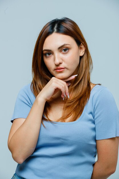 Junge Frau, die das Kinn auf der Hand lehnt