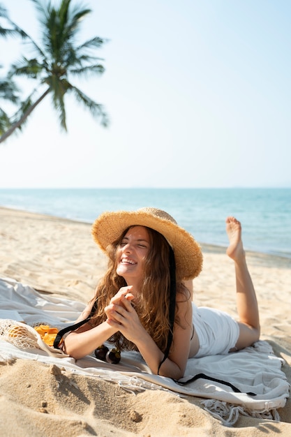 Kostenloses Foto junge frau, die den sommer genießt