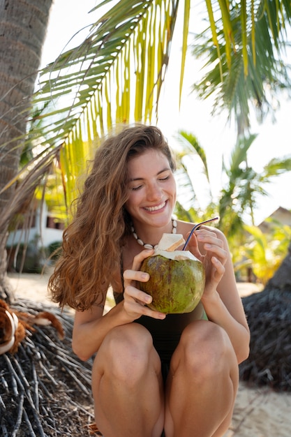 Junge Frau, die den Sommer genießt