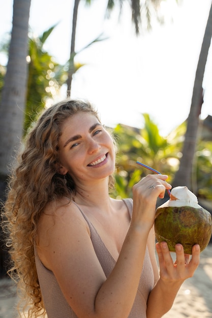 Kostenloses Foto junge frau, die den sommer genießt