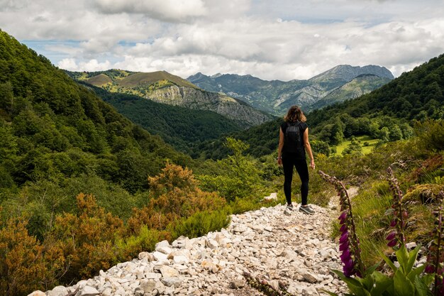 Junge Frau, die die Aussicht auf das Hochland während einer Wanderung in Asturien bewundert?