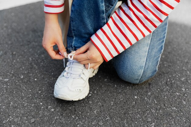 Junge Frau, die durch die Nachbarschaft geht