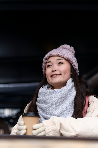 Kostenloses Foto junge frau, die durch die stadt reist