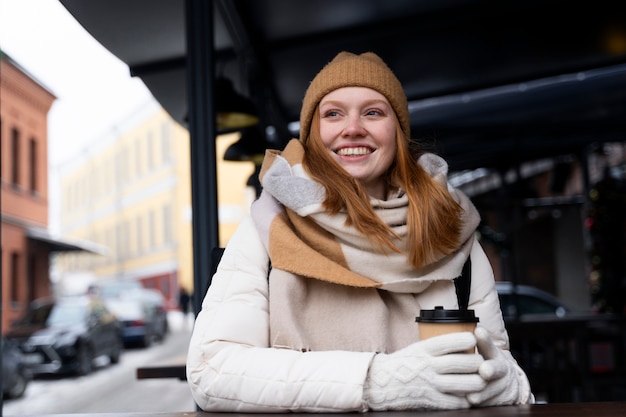 Kostenloses Foto junge frau, die durch die stadt reist