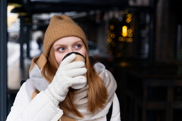 Junge Frau, die durch die Stadt reist