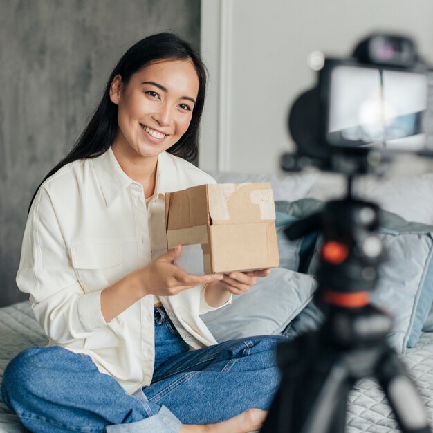 Junge Frau, die ein Online-Tutorial macht