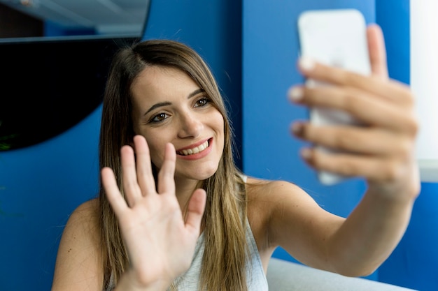 Junge Frau, die ein selfie nimmt