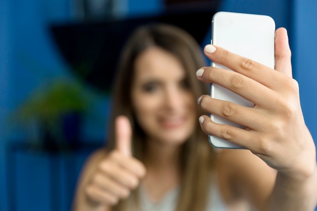 Junge Frau, die ein selfie nimmt