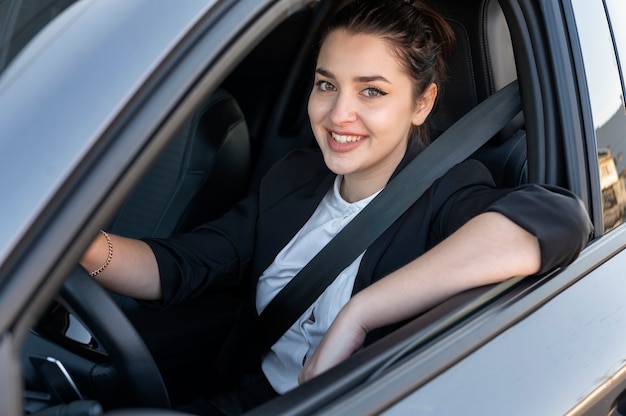 Junge Frau, die ein Uber-Fahrer ist