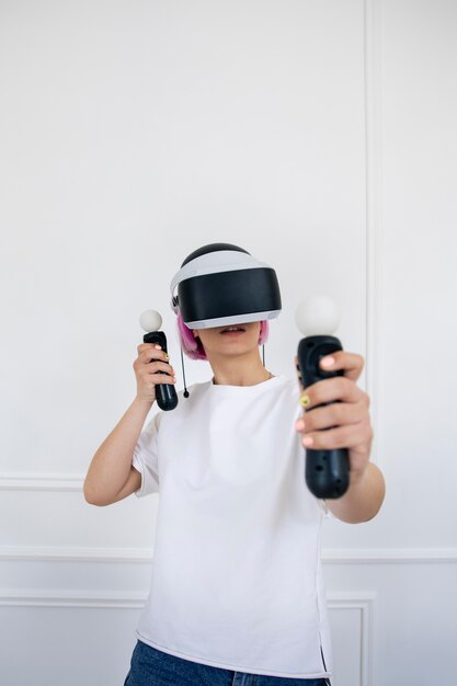Junge Frau, die ein virtuelles Realitätsspiel spielt