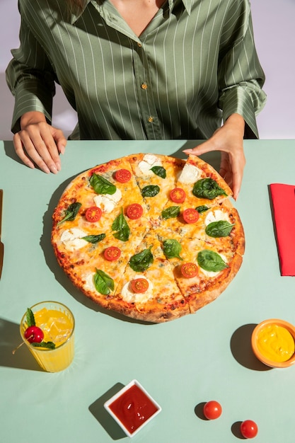 Junge Frau, die eine köstliche Pizza genießt