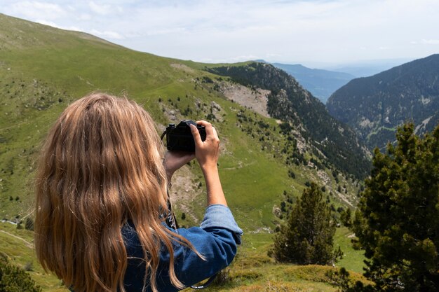 Junge Frau, die eine schöne Naturansicht betrachtet