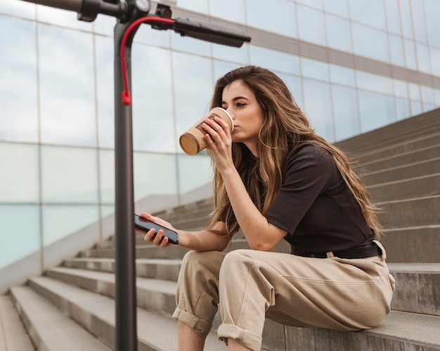 Junge Frau, die einen Kaffee genießt