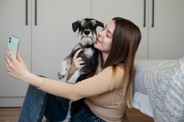 Junge Frau, die einen Videoanruf tätigt