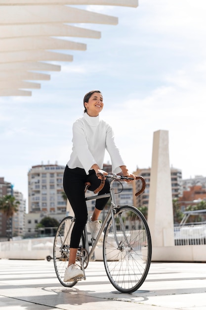 Junge Frau, die Fahrrad fährt