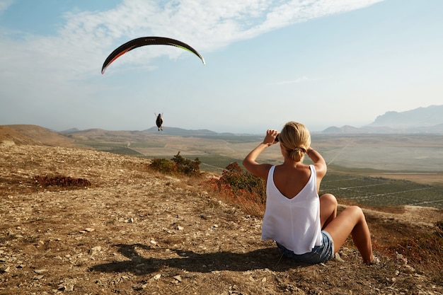 Junge Frau, die Foto mit Smartphone nimmt