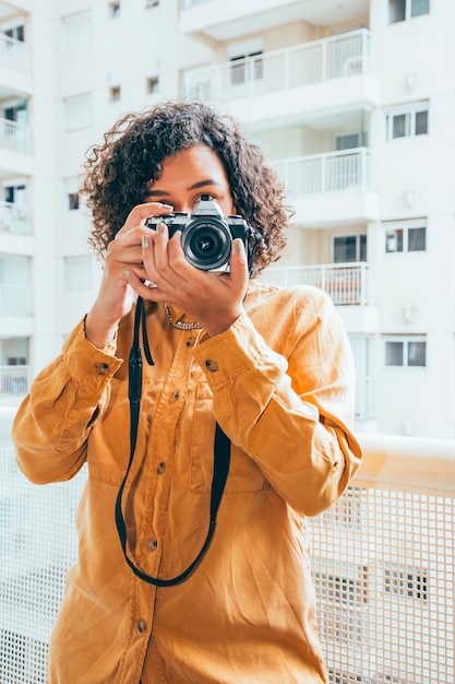 Junge Frau, die Fotos macht