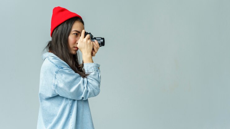 Kostenlose Foto junge frau, die fotos macht