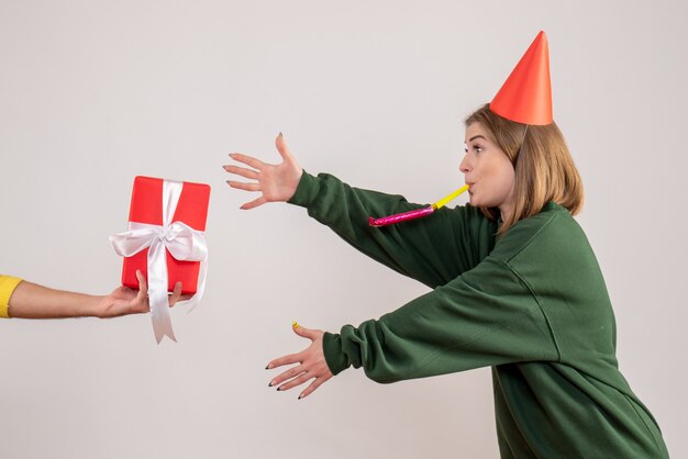 junge Frau, die Geschenk vom Mann auf Weiß annimmt