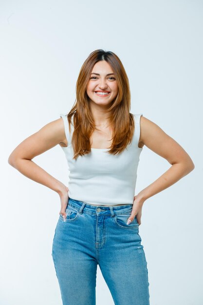 Junge Frau, die Händchen an der Taille hält