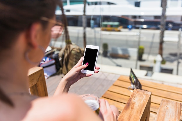 Kostenloses Foto junge frau, die handy hält