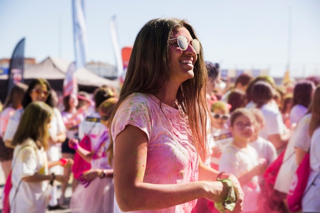 Kostenloses Foto junge frau, die holi mit farben spielend genießt