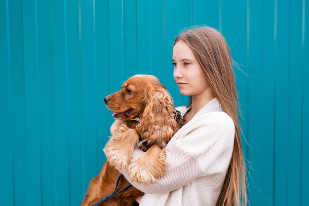 Junge Frau, die ihren netten Hund hält