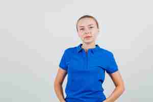 Kostenloses Foto junge frau, die im blauen t-shirt schaut und vernünftig schaut