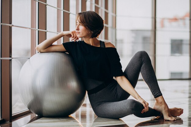 Junge Frau, die im Fitnessstudio trainiert