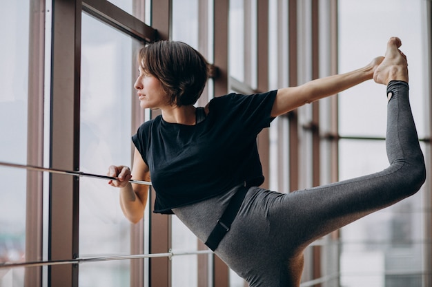 Junge Frau, die im Fitnessstudio trainiert