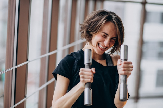 Junge Frau, die im Fitnessstudio trainiert