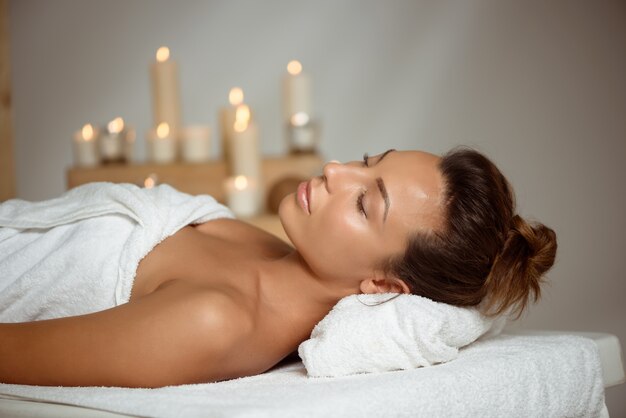 Junge Frau, die im Spa-Salon entspannt.