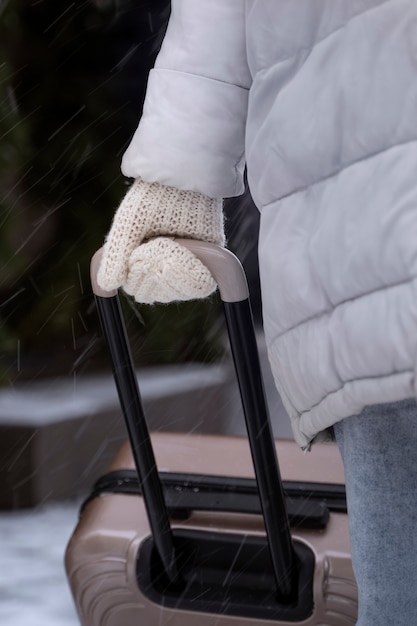 Kostenloses Foto junge frau, die im winter unterwegs ist