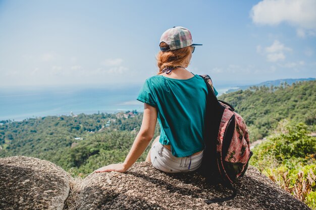 Junge Frau, die in den Bergen reist, Tourist in den Sommerferien in Thailand