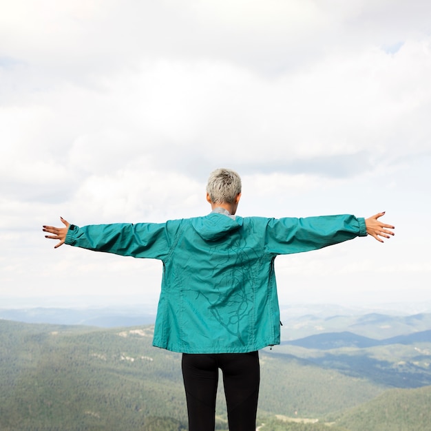 Junge Frau, die in der Natur entspannt