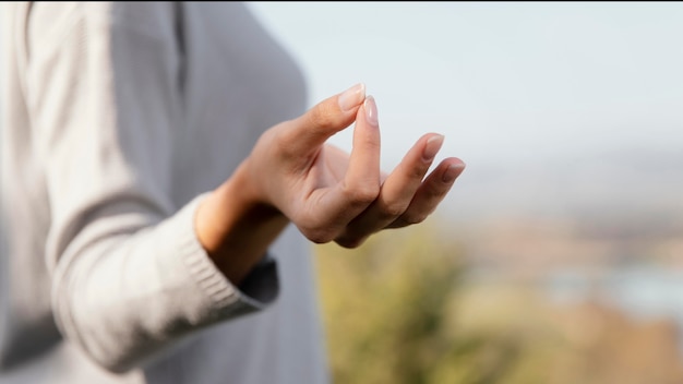 Junge Frau, die in der Natur meditiert