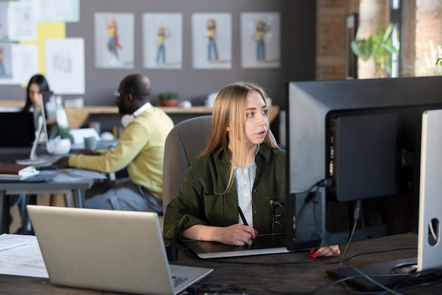 Kostenloses Foto junge frau, die in einem animationsstudio arbeitet