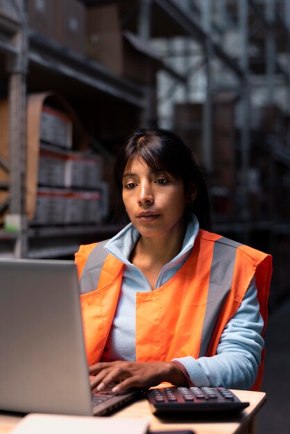 Junge Frau, die in einem Lager arbeitet