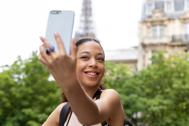 Junge Frau, die in Paris reist und Spaß hat