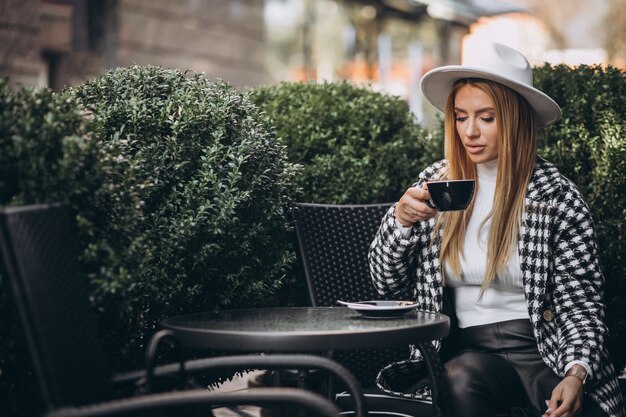 Junge Frau, die Kaffee in einem Café trinkt