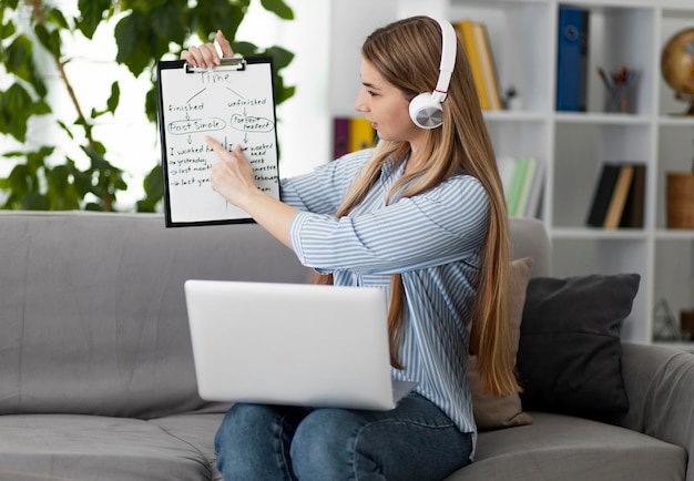 Junge Frau, die Kinder im Englischunterricht online unterrichtet