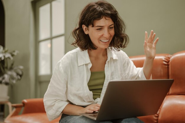 Junge Frau, die Laptop betrachtet