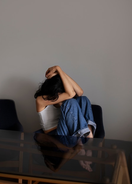 Kostenloses Foto junge frau, die mit angst zu tun hat