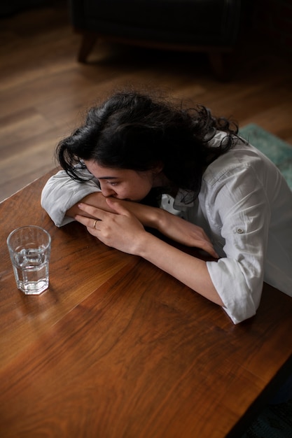 Kostenloses Foto junge frau, die mit angst zu tun hat