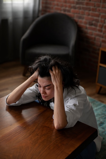 Junge Frau, die mit Angst zu tun hat